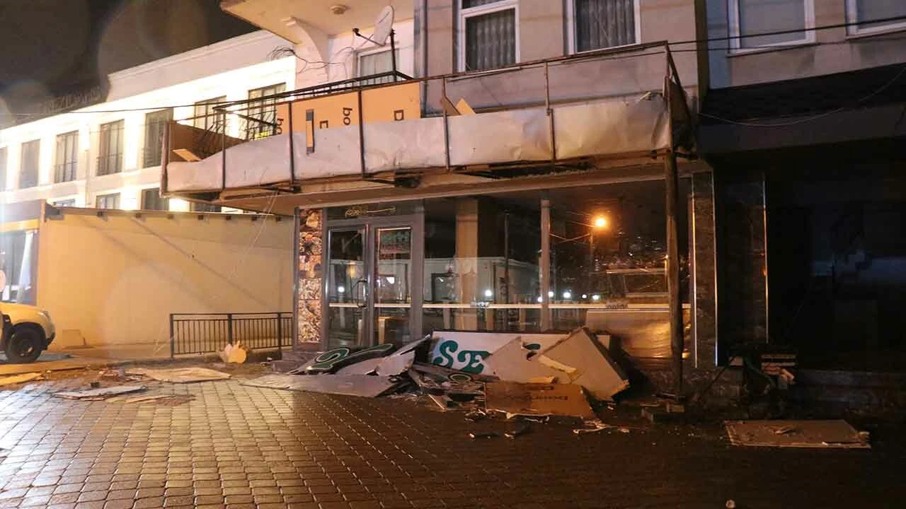 İstanbul, Sakarya, Bursa... Resmen fırtına koptu, ortalık savaş alanına döndü