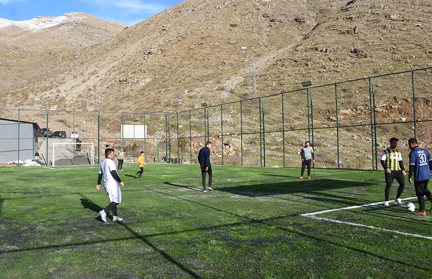 Terör yuvası olan bölge şimdi halı saha oldu