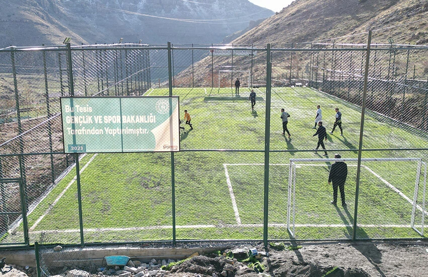 Terör yuvası olan bölge şimdi halı saha oldu