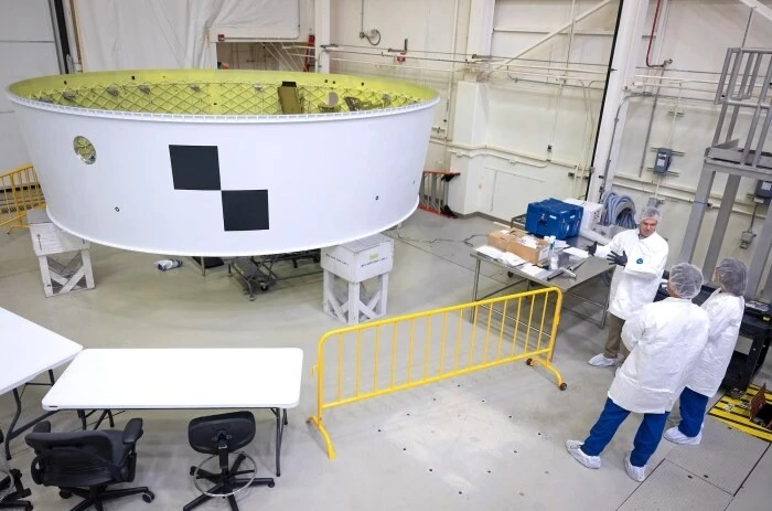 NASA astronotları, Ay'a gidecekleri rokete imzalarını bıraktı