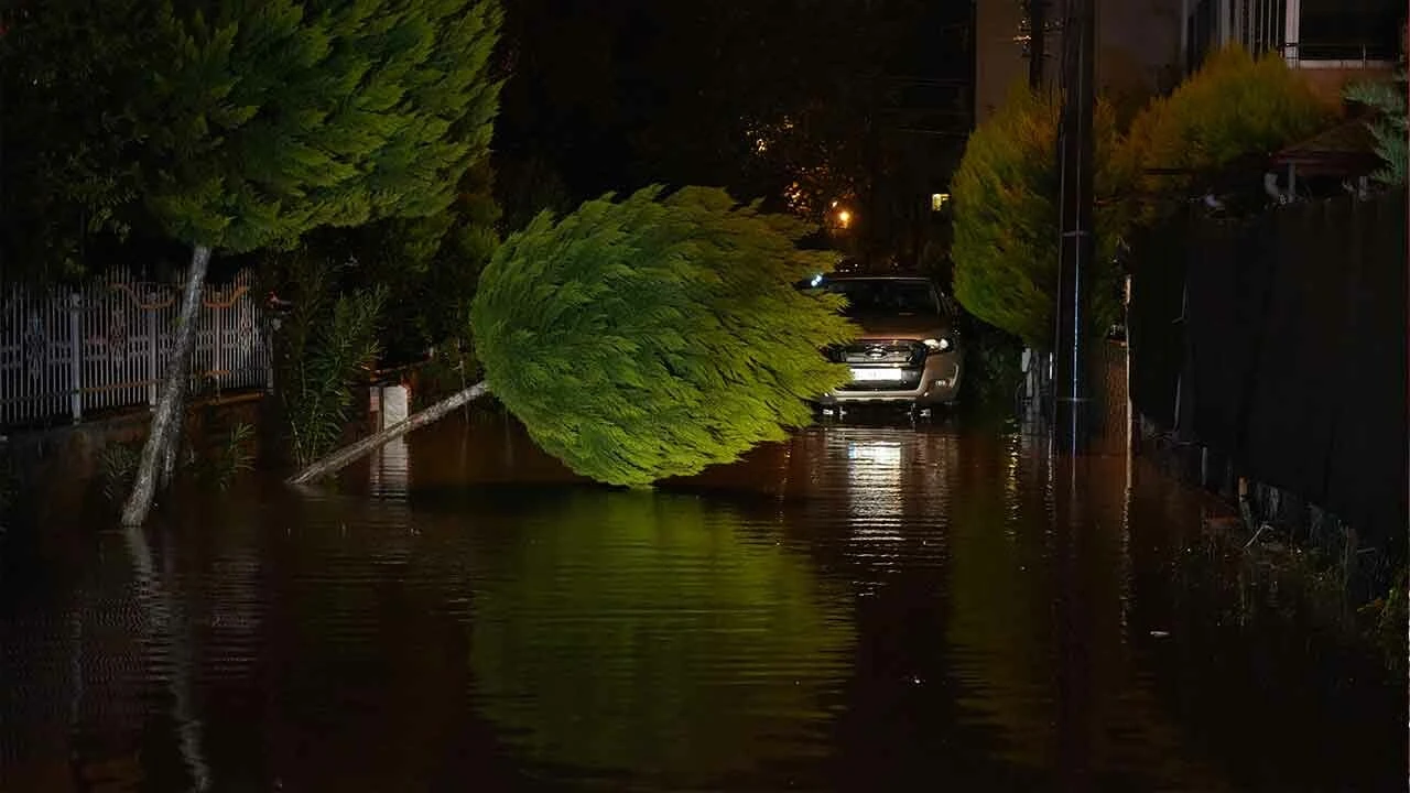 Balıkesir'i sağanak ve fırtına vurdu: Evler su altında kaldı, tekneler battı, dere taştı