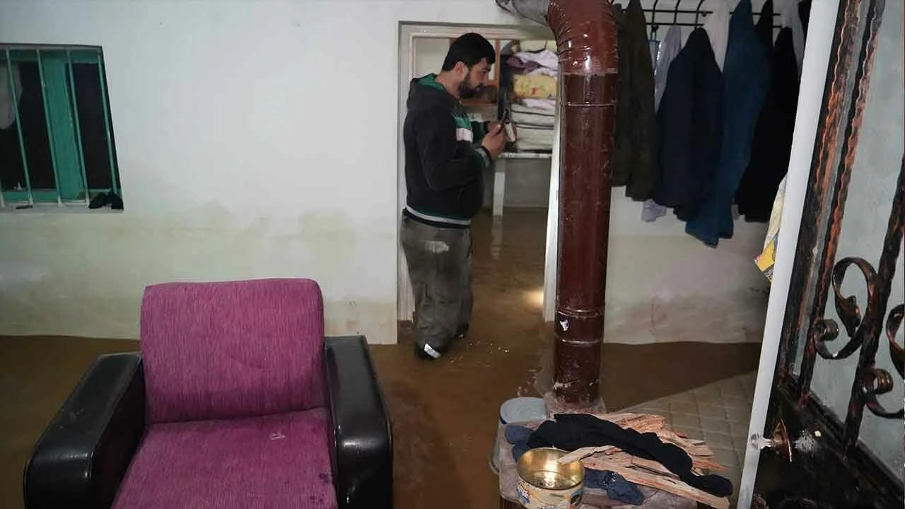 Balıkesir'i sağanak ve fırtına vurdu: Evler su altında kaldı, tekneler battı, dere taştı