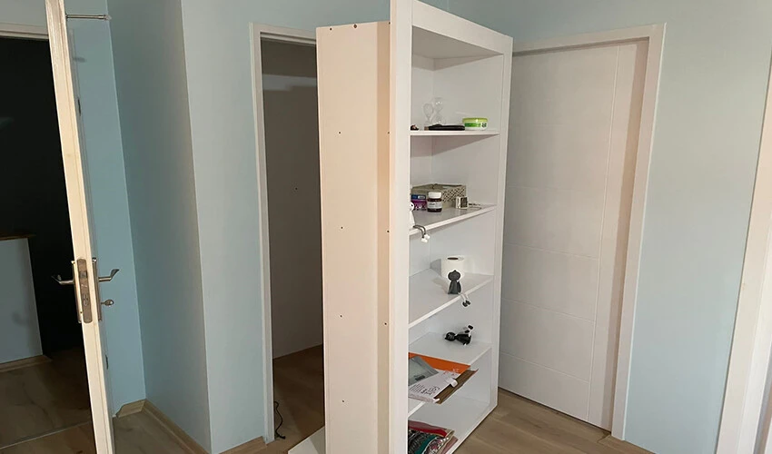 Kitaplığın arkasındaki gizli bölmede yakalandı