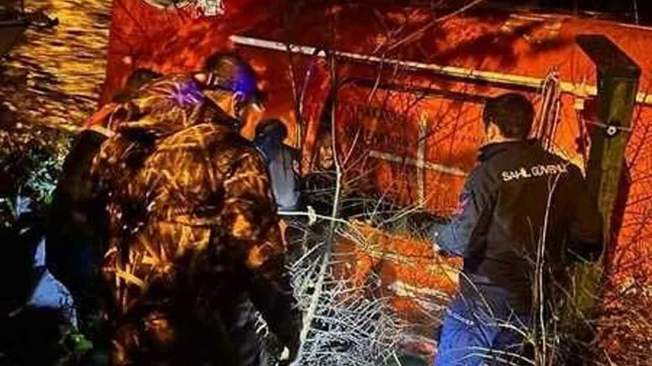 Balıkesir'i sağanak ve fırtına vurdu: Evler su altında kaldı, tekneler battı, dere taştı