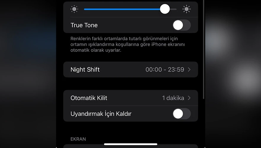 Telefon ekran parlaklığı kendi kendine düşüyor, nasıl düzeltilir?