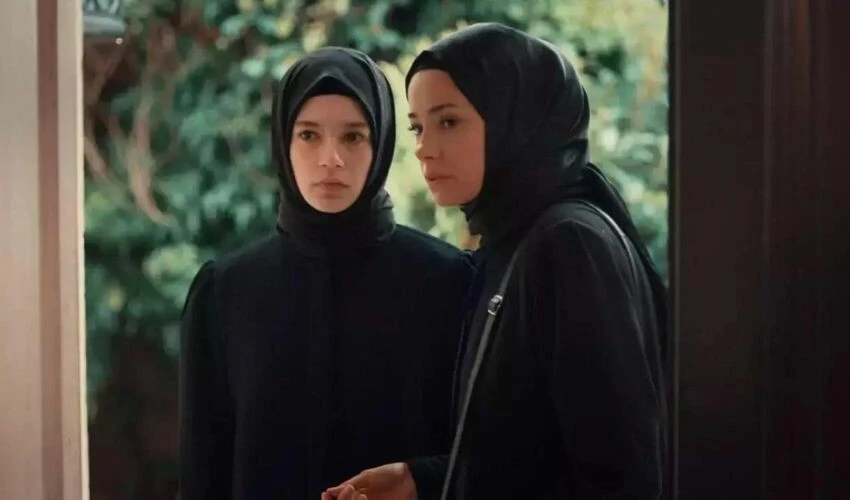 Özgü Namal yıllar sonra sosyal medya açtı, takip etmediği isim dikkat çekti