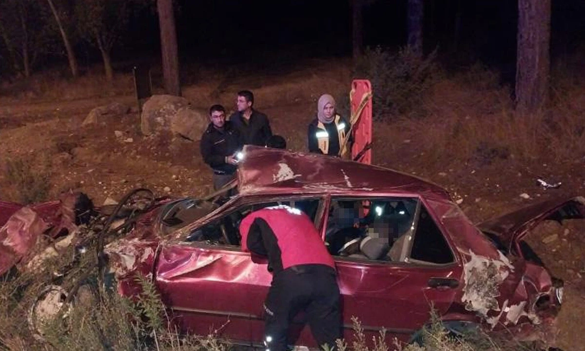 Kontrolden çıkan otomobil pestile döndü: 1’i ağır 2 yaralı