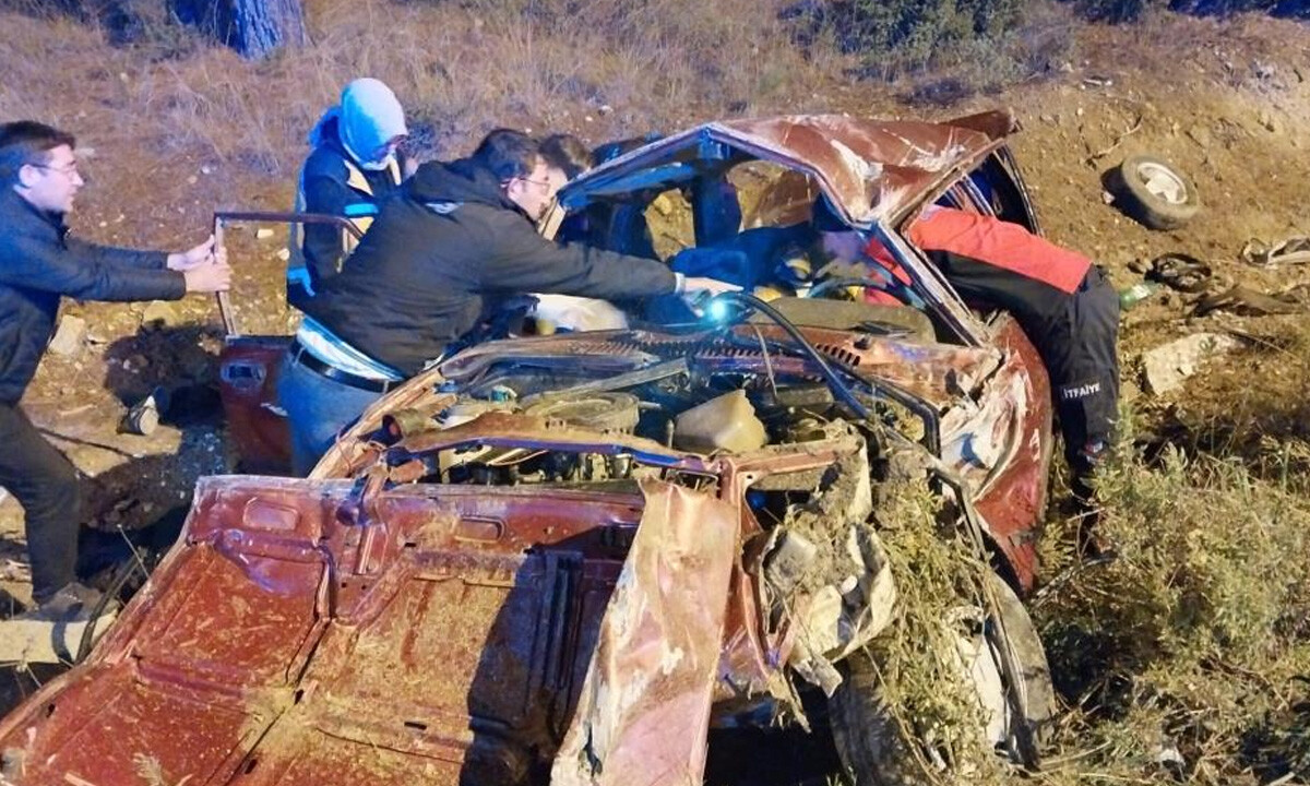 Kontrolden çıkan otomobil pestile döndü: 1’i ağır 2 yaralı