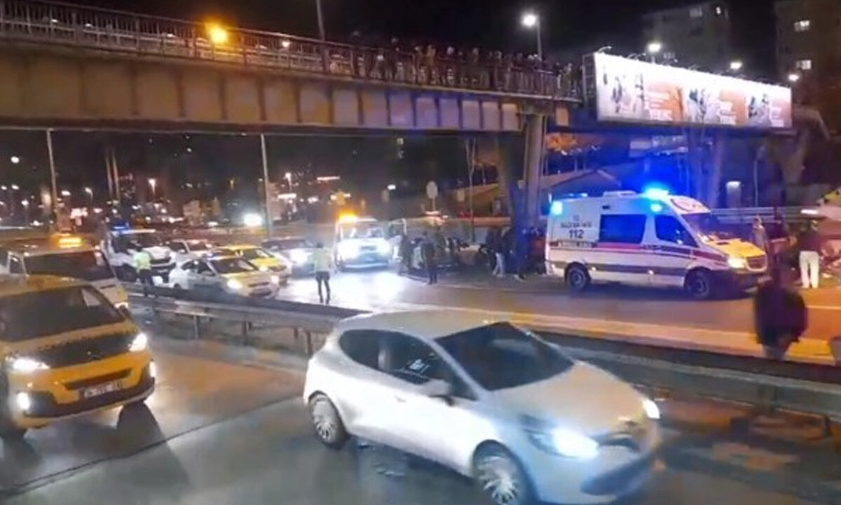 Kadıköy'de intihar girişimi: Üst geçitten yola atladı