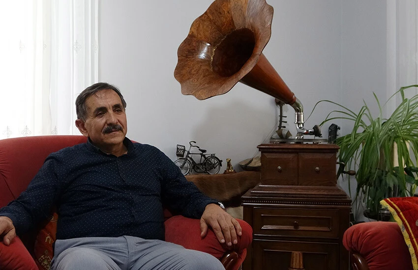 Osmanlı’dan 1950’lere kadar basılan 2 binin üzerinde biriktirdiği taş plaklar mest etti