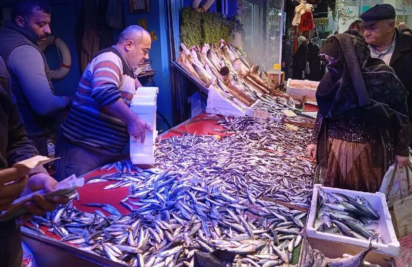 Hafta sonu hamsi fiyatı dibi gördü, vatandaş metrelerce kuyruk oluşturdu