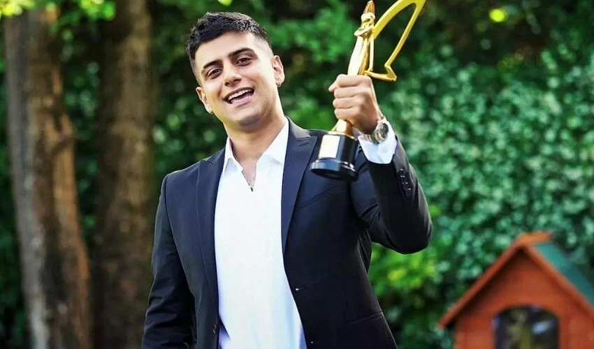 Bu sene ödül alamayan Reynmen eski ödülünü çöpe attı