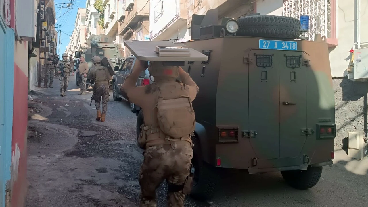 Polise ateş açıp kaçtı, kadın kılığında kıskıvrak yakalandı