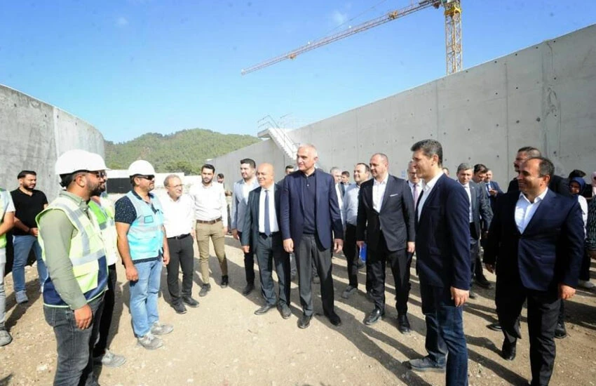 Bakan Ersoy'dan CHP lideri Özgür Özel'e sert tepki: Emek hırsızı