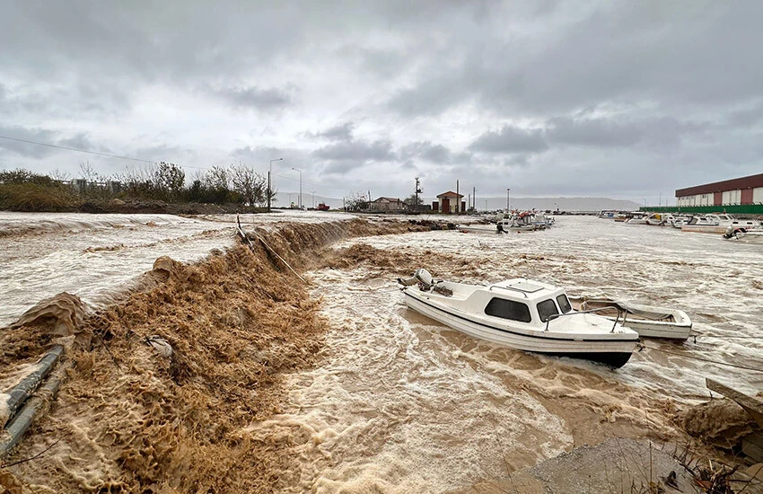 Çanakkale'de su birikintileri caddelerde yürümeyi güçleştirdi. Dereler taştı.