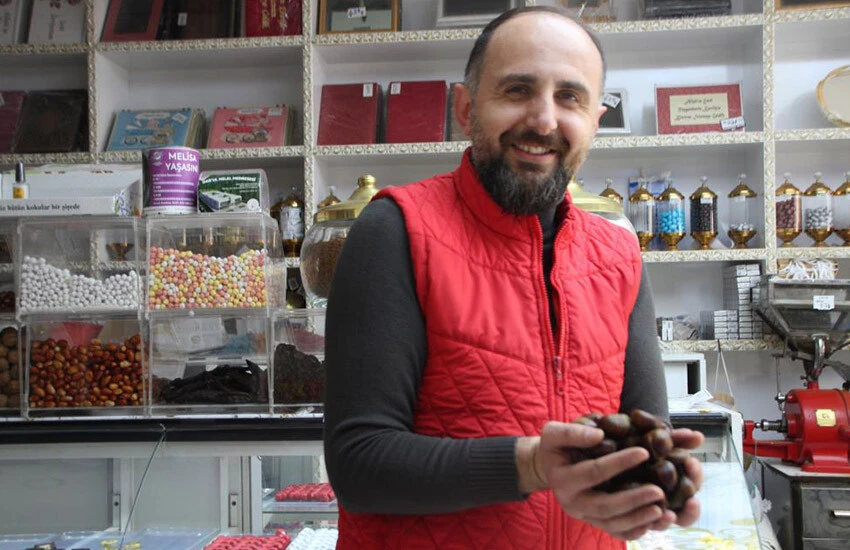 Kestane satıcısı İlhan Öztürk, kestaneye ilginin yüksek olduğunu paylaştı.