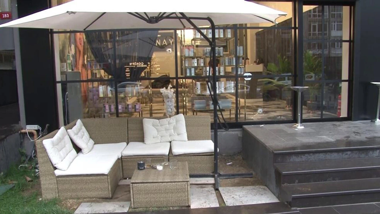 Sosyal medya fenomeni Ece Ronay'ın iş yeri kurşunlandı! Üst üste ikinci <a href=