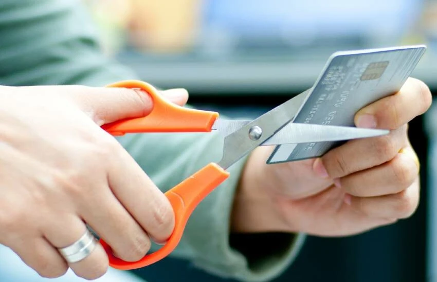 Kredi kartı borçları tarihi rekorunu tazeledi: Borcu borçla kapatıyorlar!