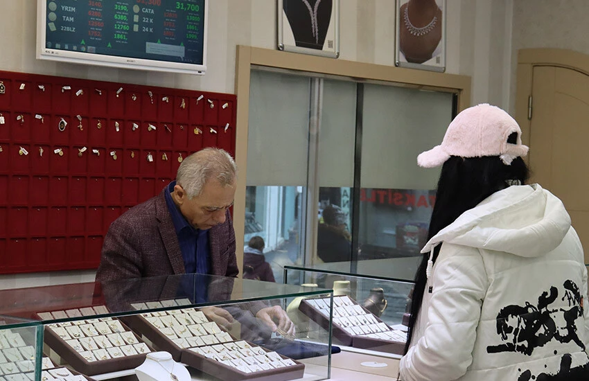 Kıyıda köşede para tutanlar dikkat! Altın ve döviz yükseldi, kuyumcular 'uzun vadeli' uyardı