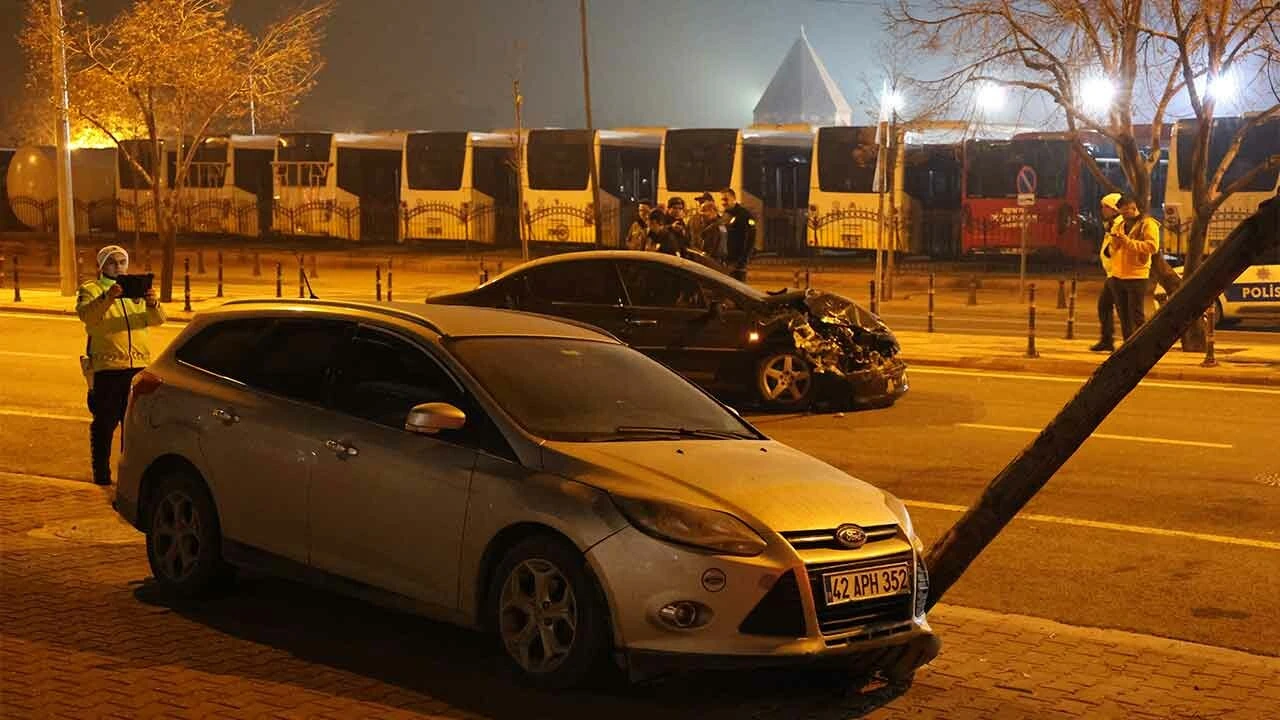 Kaza yaptı, hasar gören otomobili bırakıp kaçtı