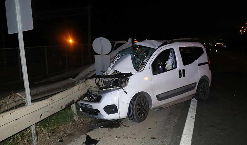 Bariyere ok gibi saplandı: 1'i ağır 3 yaralı
