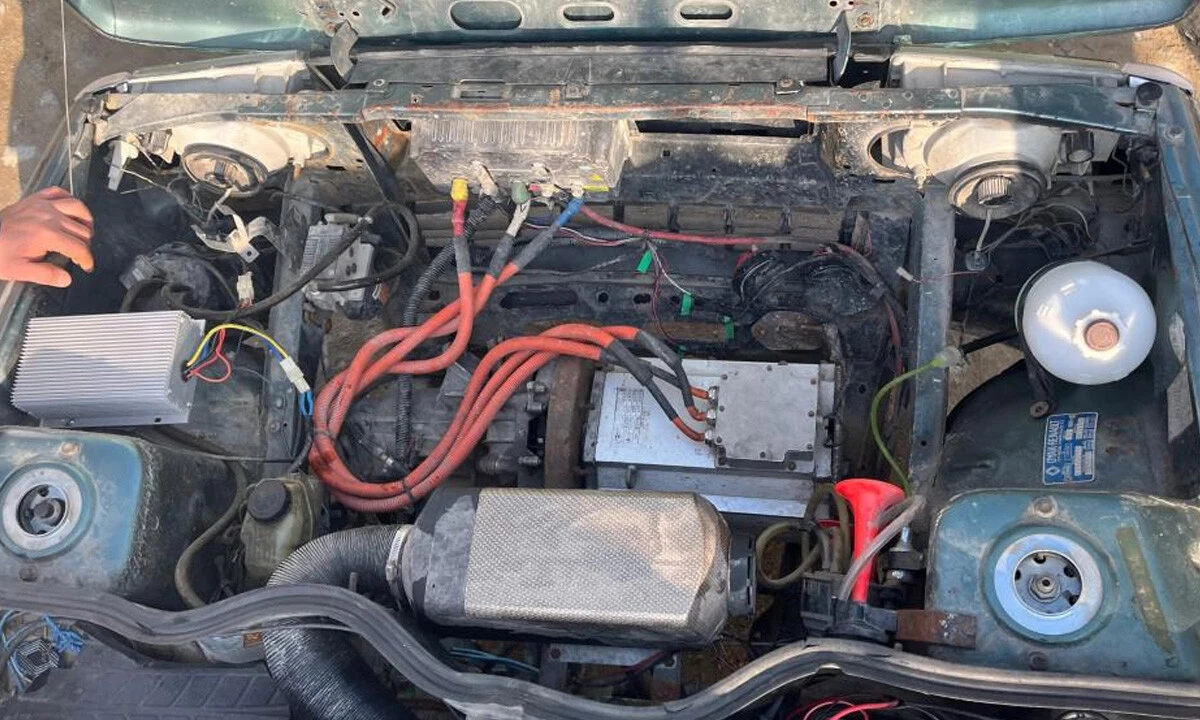 35 yıllık benzinli otomobili, elektrikliye dönüştürdü: 200 km'lik yolun maliyeti sadece 20 TL