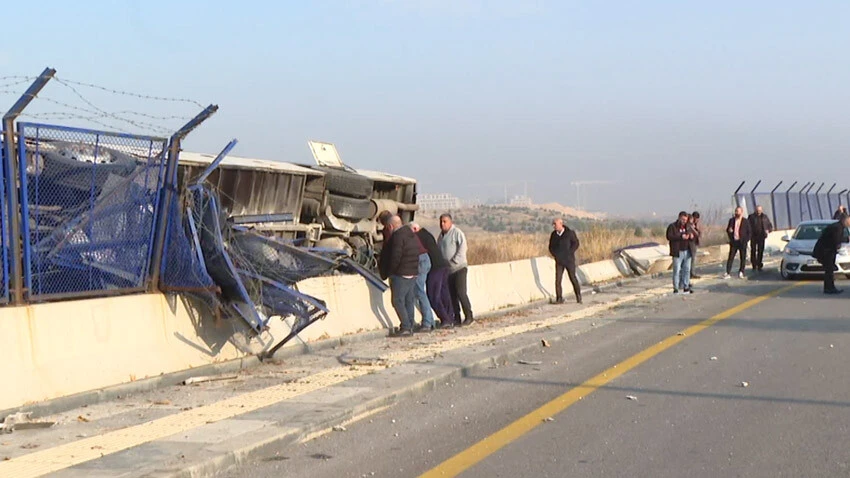 Korku dolu anlar! Üniversite servis otobüsü devrildi...