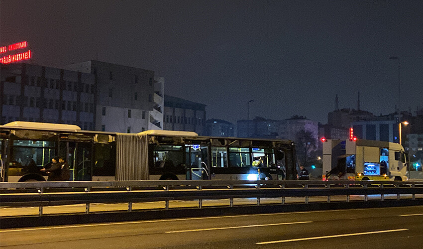 Metrobüs reklam panosuna çarptı: 1 yaralı