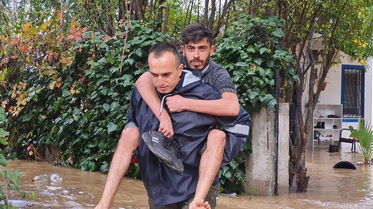 Bodrum'da dere taştı: 4 kişi mahsur kaldı