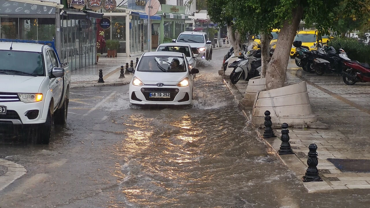 Bodrum'da dere taştı: 4 kişi mahsur kaldı