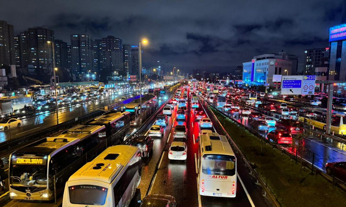 İstanbulluların trafik çilesi... Yoğunluk yüzde 85&#039;e dayandı