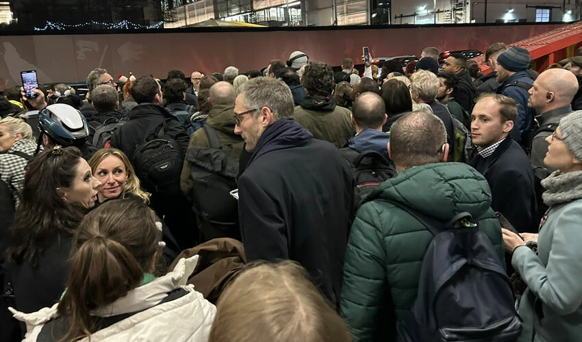 İngiltere'deki tren hattında elektrik kesildi: Binlerce kişi vagonlarda mahsur kaldı