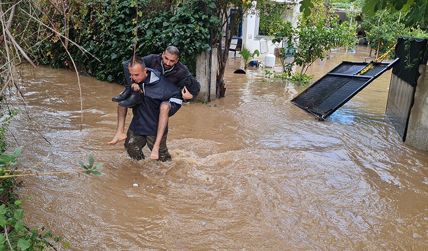 Bodrum&#039;da dere taştı: 4 kişi mahsur kaldı