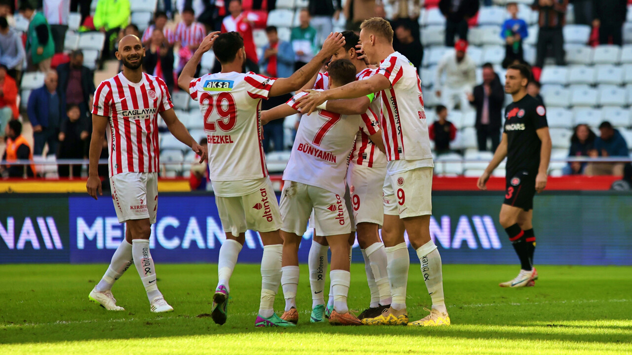 Antalyaspor evinde güldü