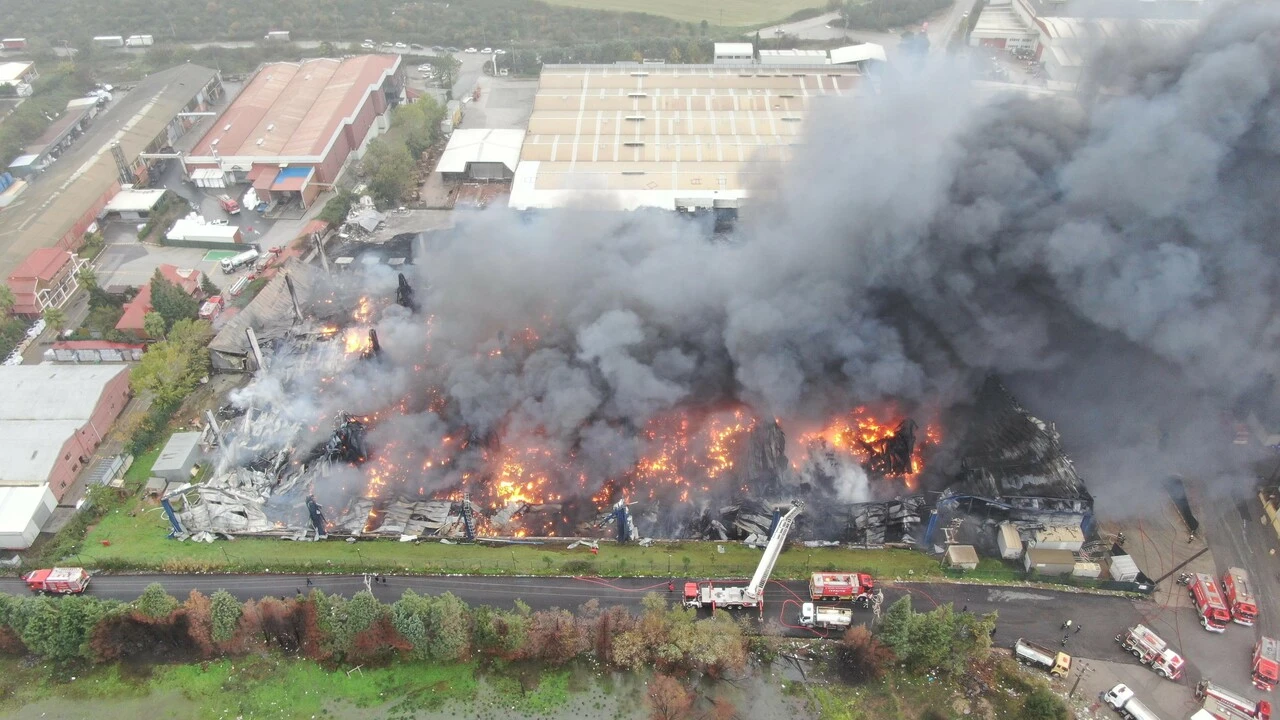 Gebze'de korkutan fabrika yangını