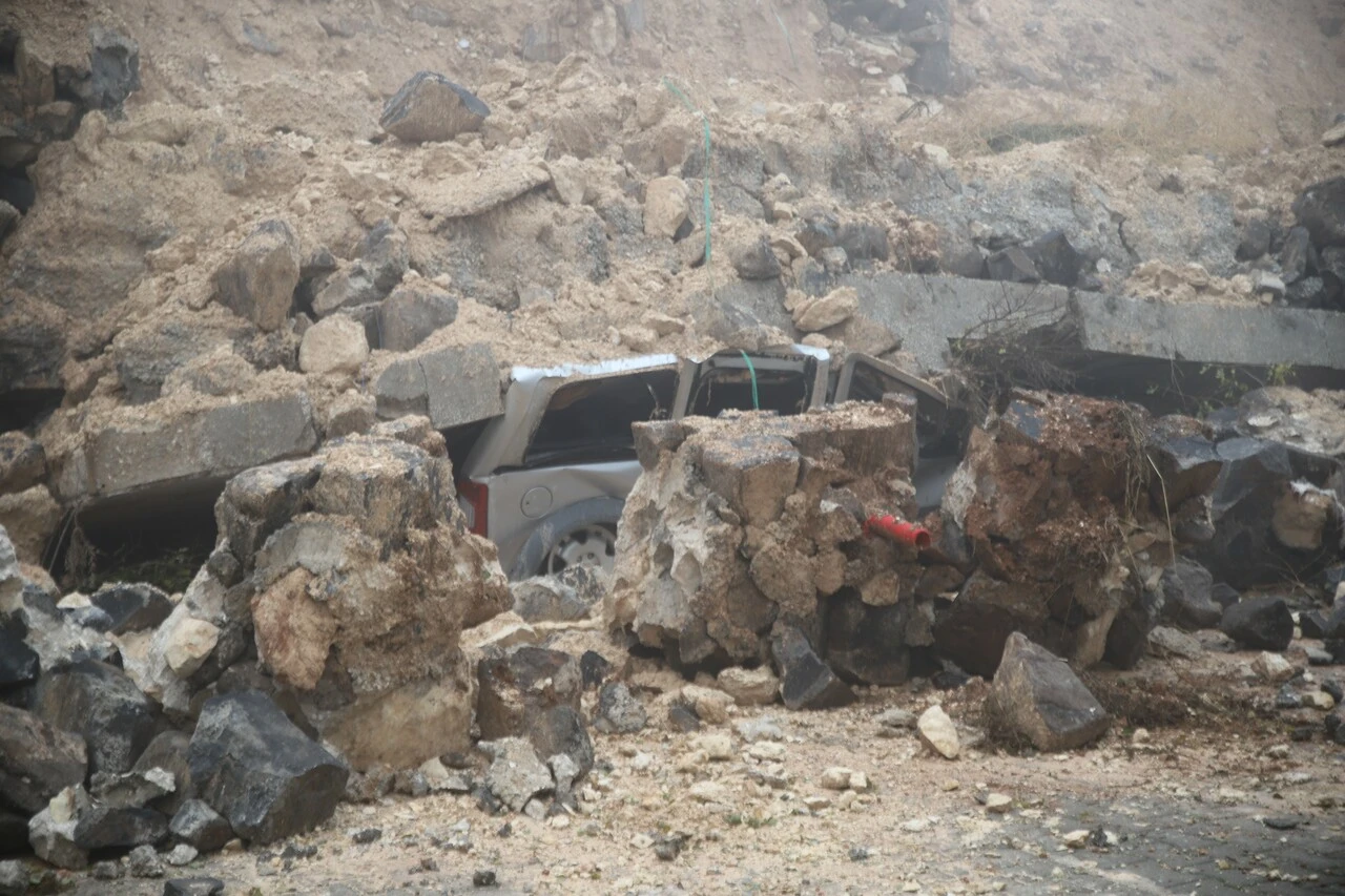 Apartmanın istinat duvarı araçların üzerine çöktü