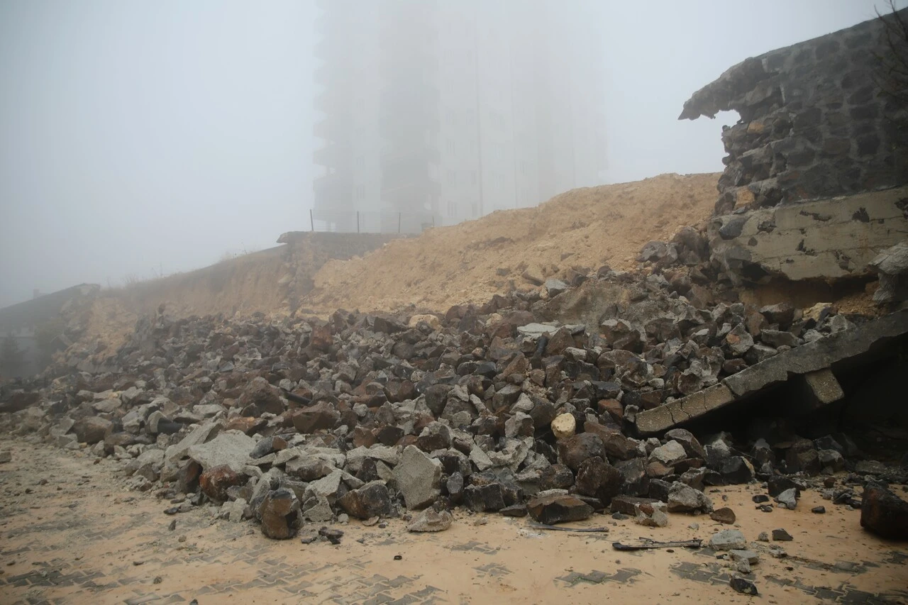 Apartmanın istinat duvarı araçların üzerine çöktü