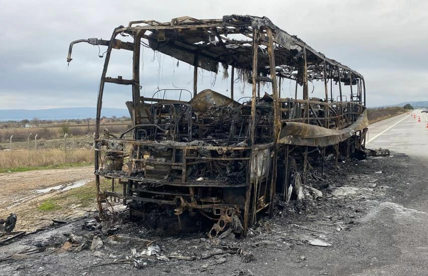 Çanakkale'de feci olay! 23 kişiyi taşıyan yolcu otobüsü yangında küle döndü