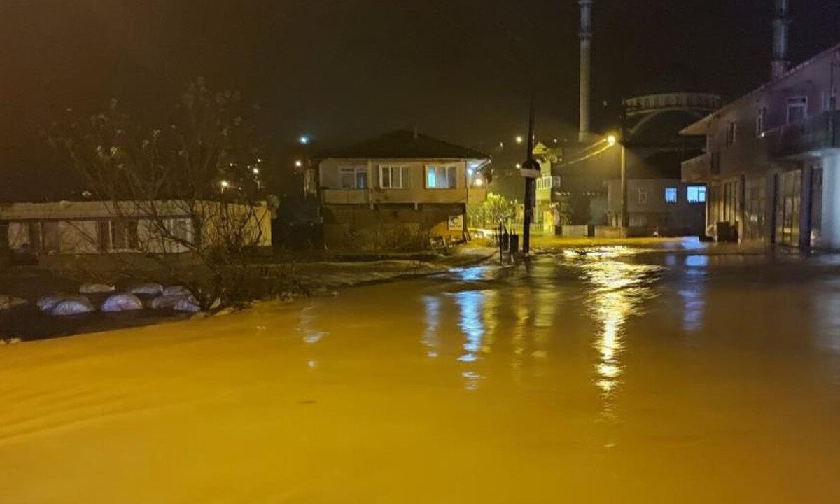 Sağanak taşkınlara sebep oldu, iş yerleri sular altında kaldı