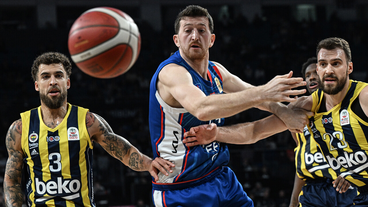 Anadolu Efes, Fenerbahçe Beko&#039;yu 1 sayı farkla devirdi