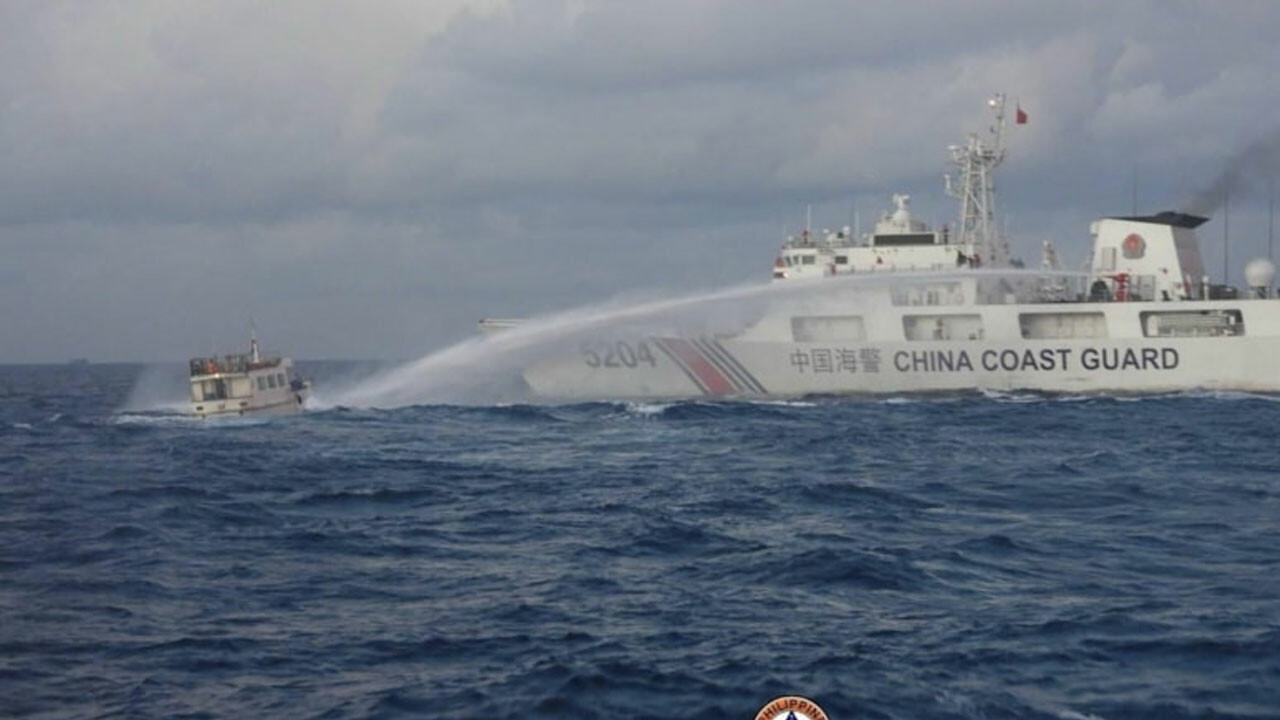 Güney Çin Denizi&#039;nde tansiyon yükseldi: Tazyikli suyla müdahale
