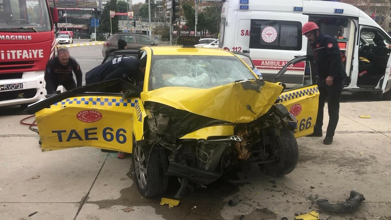 Taksi ağaca çarptı, şoför araç içinde sıkıştı