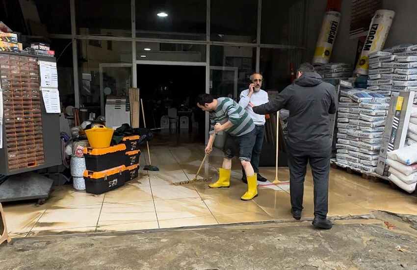 Trabzon'da içme suyu hattında patlama: İşyerlerini su bastı, asfalt delindi