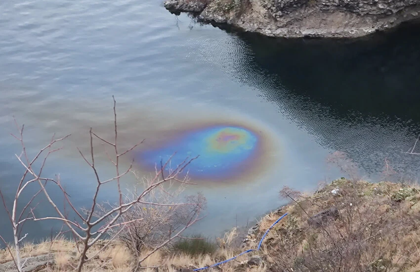 Otomobiliyle 50 metre yüksekten göle düşen hemşire yüzerek canını kurtardı