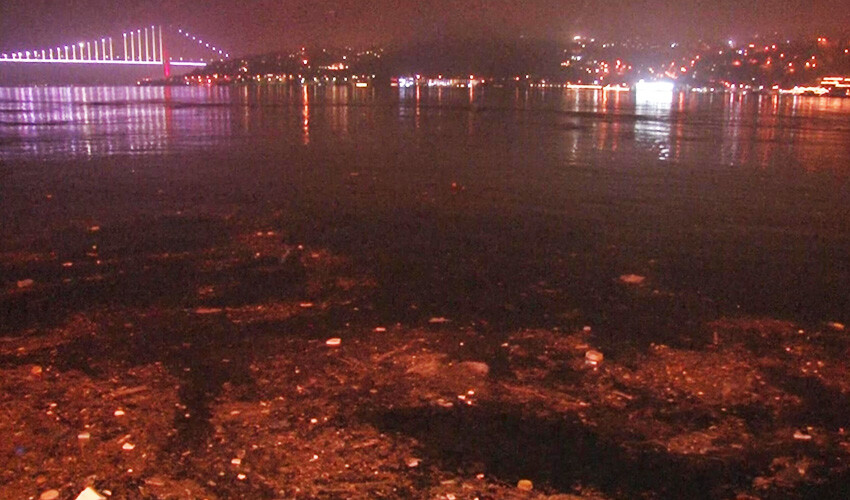 İstanbul Boğazı&#039;ndaki kirlilik vatandaşı isyan ettirdi