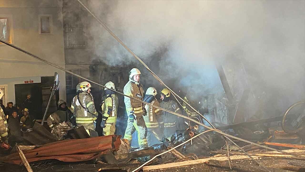 3 katlı ahşap bina alev alev yandı: 1 ölü