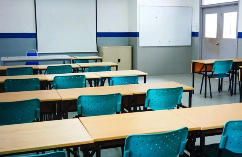 Fransa'da Müslüman lisesine desteğin kesilmesine muhalefet tepki gösterdi.