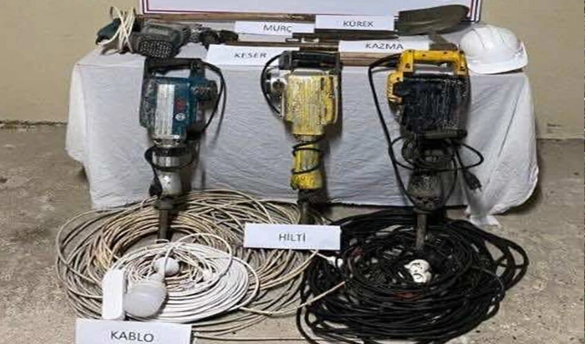 30 metrelik çukurda yakalandılar