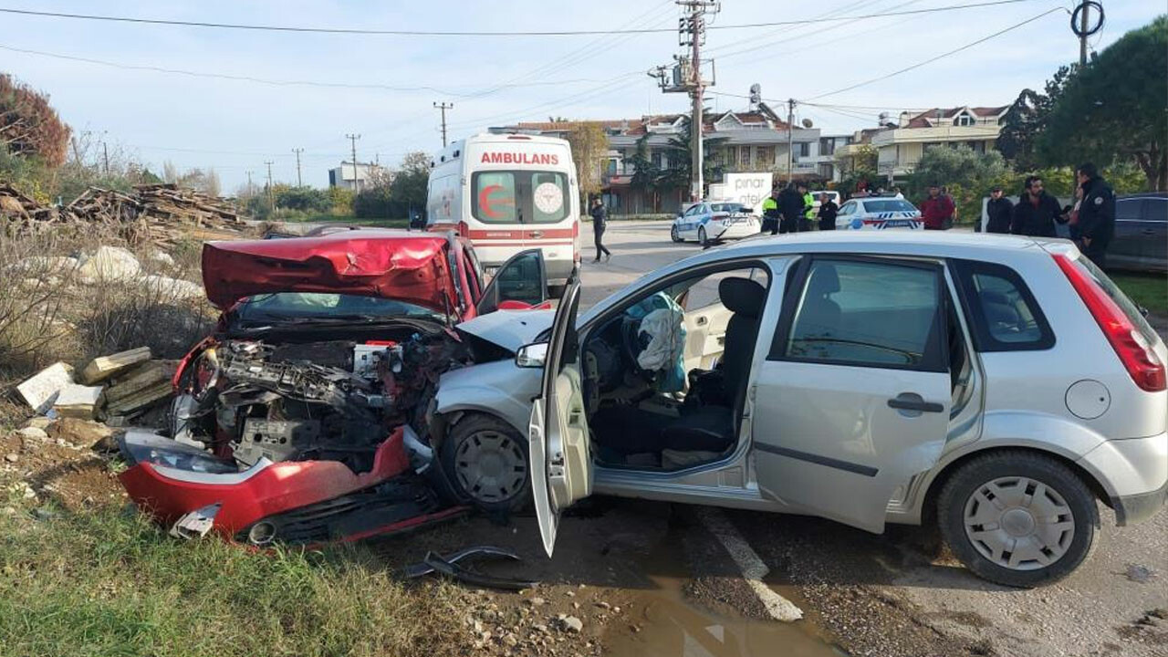 Balıkesir&#039;de hatalı sollama faciası! 2 otomobil kafa kafaya çarpıştı: Çok sayıda yaralı var