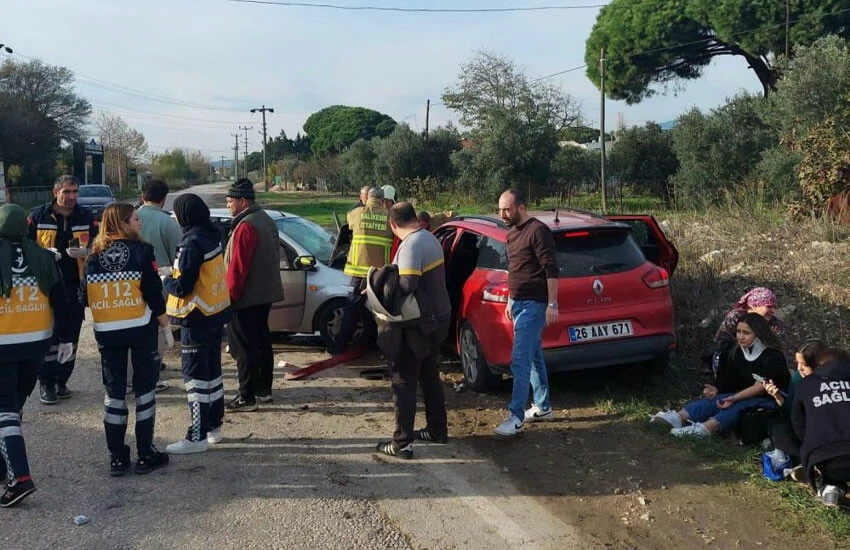 Balıkesir'de hatalı sollama faciası! 2 otomobil kafa kafaya çarpıştı: Çok sayıda yaralı var